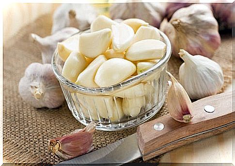 Garlic is not only a delicious eat, but can also be used to remove warts with.