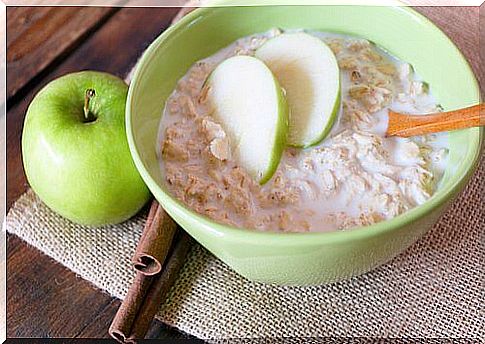 Oatmeal with apple