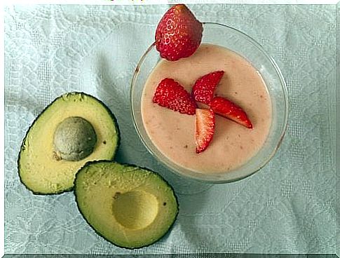 Make delicious smoothies with avocado and berries