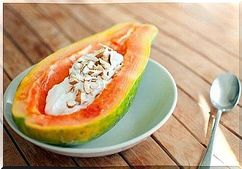 Papaya with almonds is a healthy breakfast meal for fibromyalgia