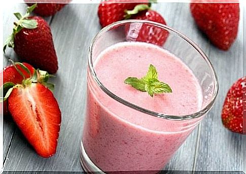 Smoothie with kale, banana and strawberries