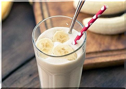 The combination of banana and coconut provides energy and relieves irritation in the throat