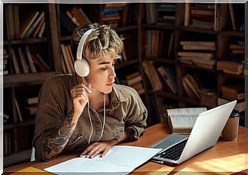 Person studying with music as one of the techniques used to learn faster