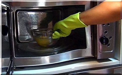 Lemon juice in a microwave