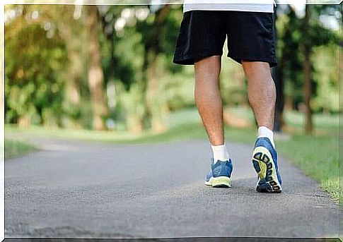 Man goes for a walk to fight a sedentary lifestyle