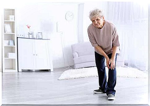 Woman kneels due to Baker's cyst