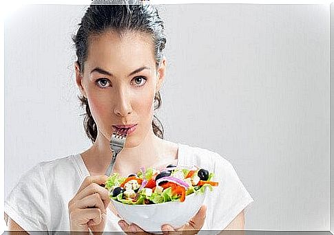 Woman eating salad - epigastralgia