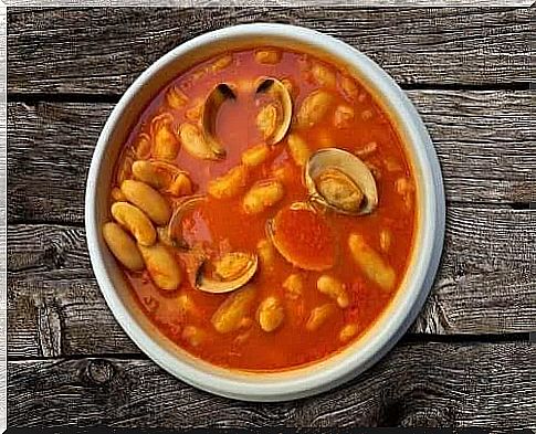 Mussels and beans in bowl