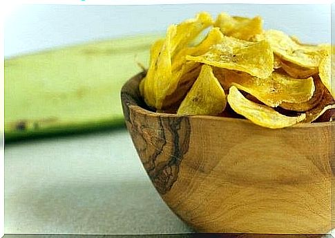 Vegetable chips are on the list of healthy snacks