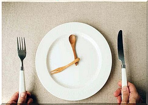 The plate, where cutlery forms hands on a clock, symbolizes intermittent fasting