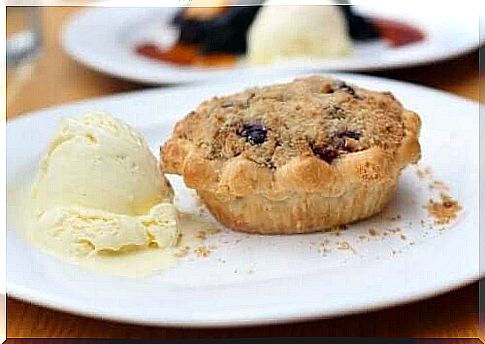 Cake with ice cream contains invert sugar