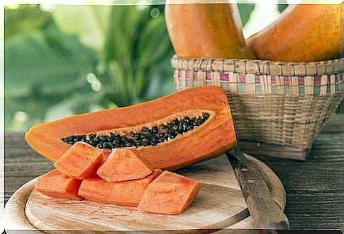 Papaya paa et skaerebraet