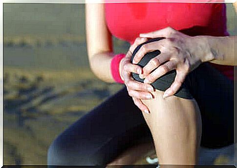 Person with knee pain suffers from pes hellerinus tendinitis