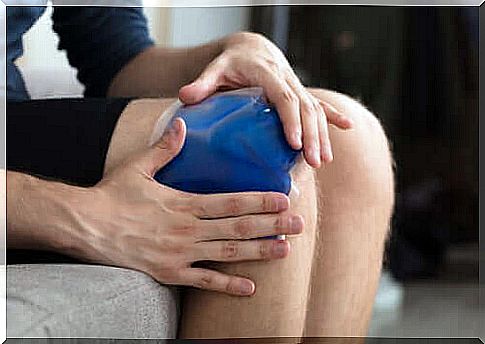 Person gets ice pack on knees