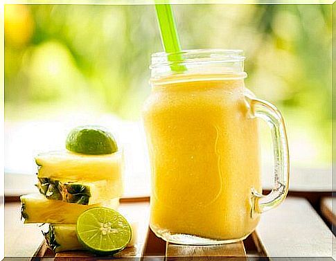 Smoothie with apple and pineapple and lime