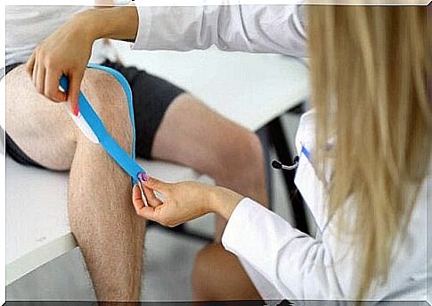 Doctor examines knee