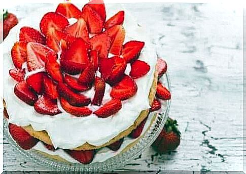 Sugar-free strawberry cake with whipped cream