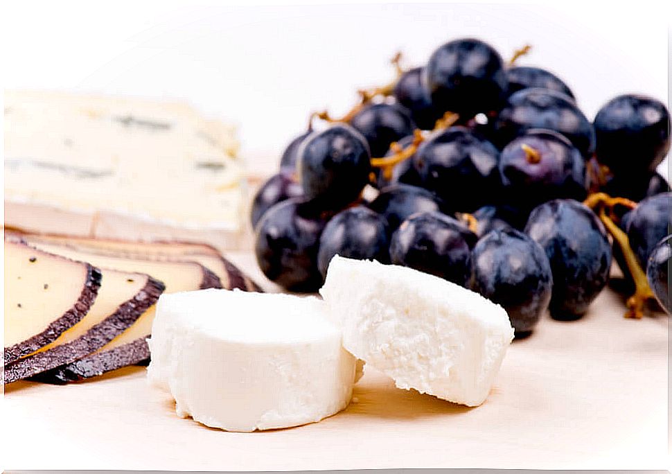 Panela and grapes - healthiest cheeses