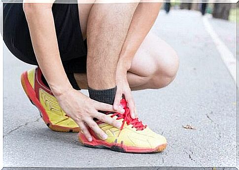 Runner who takes himself ankle needs the treatment of tendonitis