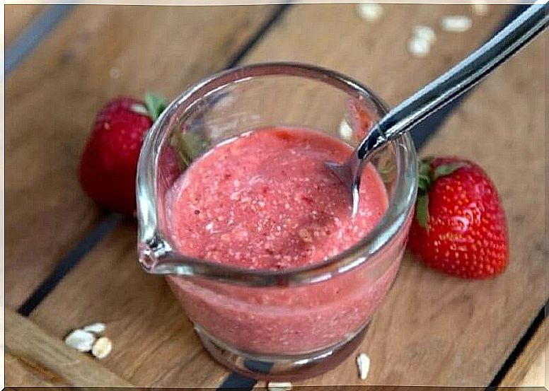 Delicious frozen yogurt with strawberries