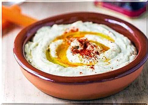 This easy recipe for hummus with peppers is a good companion to other dishes.  You can also use it as a substitute for commercial mayonnaise and dressings