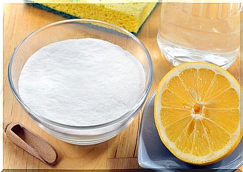 Lemon and baking soda against yellow spots on white clothes